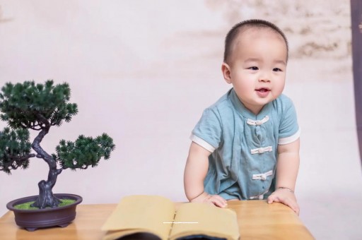 国内人工代孕男孩发烧时是否需要盖被子，这是许多家长常常关注的问题。针对这个问题，我们可以从以下几个方面进行探讨
